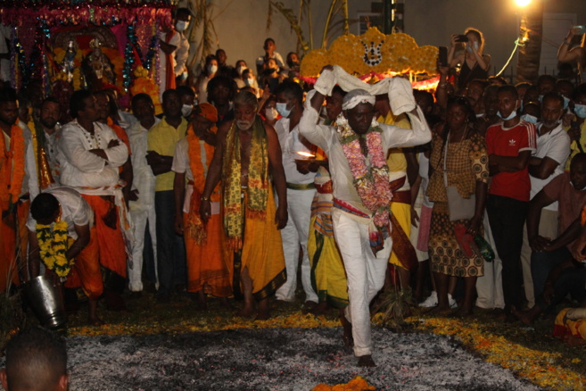 MARCHE SUR LE FEU 2022 AU TEMPLE SHRI DEVI PANDIALÉ, CASERNES ST-PIERRE 