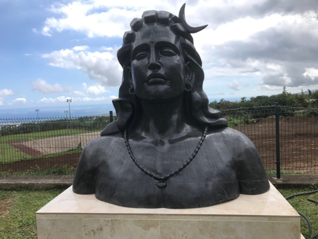 UNE STATUE DE SHIVA DE 2,5OO TONNES INSTALLÉ AU TAMPON UNE STATUE DE SHIVA DE 2,5OO TONNES INSTALLÉ AU TAMPON