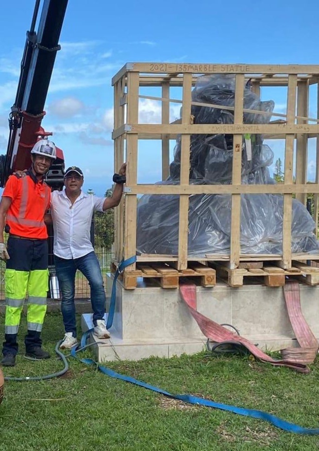 UNE STATUE DE SHIVA DE 2,5OO TONNES INSTALLÉ AU TAMPON UNE STATUE DE SHIVA DE 2,5OO TONNES INSTALLÉ AU TAMPON