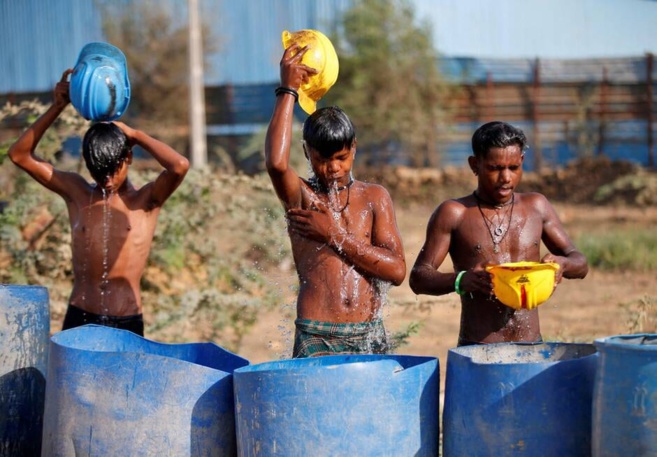 INDE : DES CHALEURS RECORD FRAPPENT L'INDE, LES HABITANTS SE PROTÈGE D'UNE CANICULE HISTORIQUE