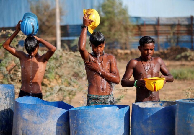 INDE : DES CHALEURS RECORD FRAPPENT L'INDE, LES HABITANTS SE PROTÈGE D'UNE CANICULE HISTORIQUE INDE : DES CHALEURS RECORD FRAPPENT L'INDE, LES HABITANTS SE PROTÈGE D'UNE CANICULE HISTORIQUE
