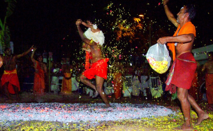 LA SCIENCE DERRIÈRE LE RITUEL DE LA MARCHE SUR LE FEU LA SCIENCE DERRIÈRE LE RITUEL DE LA MARCHE SUR LE FEU