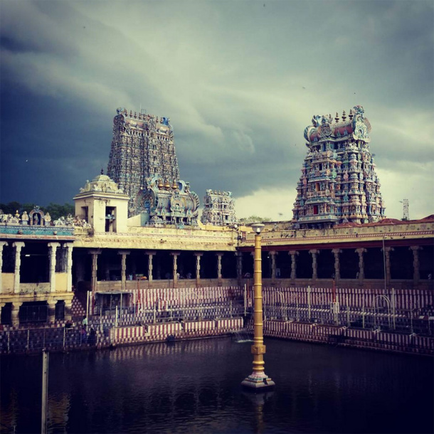 Admirez le temple indien de Mînâkshî dont les superbes couleurs n’ont d’égal que l’immensité de l’architecture