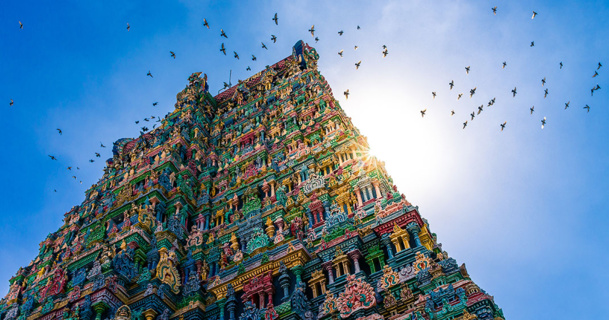 Admirez le temple indien de Mînâkshî dont les superbes couleurs n’ont d’égal que l’immensité de l’architecture