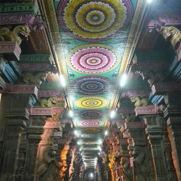 Admirez le temple indien de Mînâkshî dont les superbes couleurs n’ont d’égal que l’immensité de l’architecture