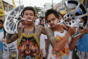 UNE FESTIVITÉ RELIGIEUSE HORS DU COMMUN : PHUKET VEGETARIAN FESTIVAL UNE FESTIVITÉ RELIGIEUSE HORS DU COMMUN : PHUKET VEGETARIAN FESTIVAL