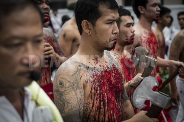 UNE FESTIVITÉ RELIGIEUSE HORS DU COMMUN : PHUKET VEGETARIAN FESTIVAL UNE FESTIVITÉ RELIGIEUSE HORS DU COMMUN : PHUKET VEGETARIAN FESTIVAL