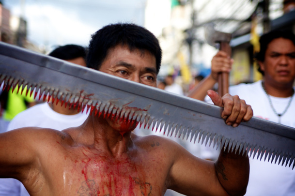 UNE FESTIVITÉ RELIGIEUSE HORS DU COMMUN : PHUKET VEGETARIAN FESTIVAL UNE FESTIVITÉ RELIGIEUSE HORS DU COMMUN : PHUKET VEGETARIAN FESTIVAL