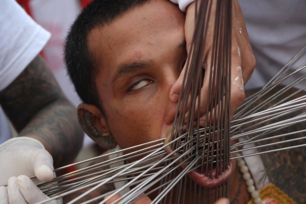 UNE FESTIVITÉ RELIGIEUSE HORS DU COMMUN : PHUKET VEGETARIAN FESTIVAL UNE FESTIVITÉ RELIGIEUSE HORS DU COMMUN : PHUKET VEGETARIAN FESTIVAL