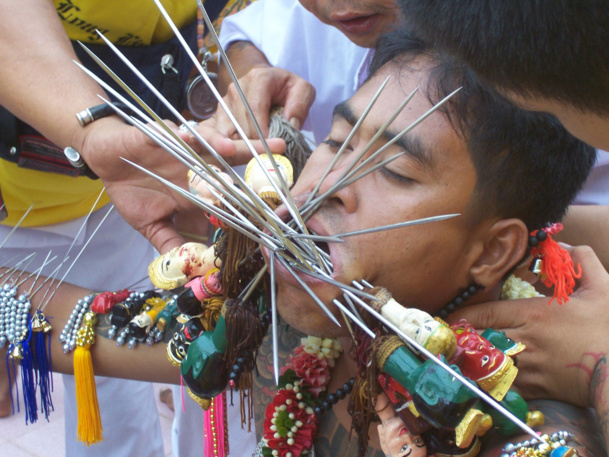UNE FESTIVITÉ RELIGIEUSE HORS DU COMMUN : PHUKET VEGETARIAN FESTIVAL UNE FESTIVITÉ RELIGIEUSE HORS DU COMMUN : PHUKET VEGETARIAN FESTIVAL