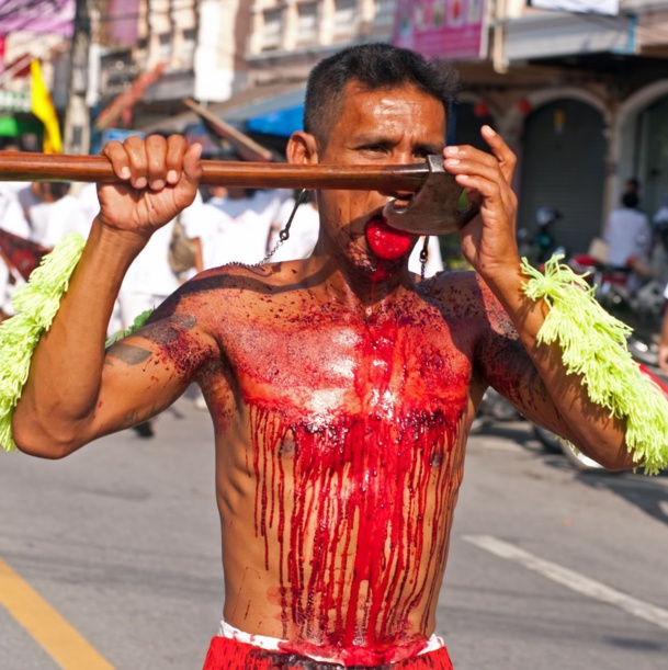 UNE FESTIVITÉ RELIGIEUSE HORS DU COMMUN : PHUKET VEGETARIAN FESTIVAL UNE FESTIVITÉ RELIGIEUSE HORS DU COMMUN : PHUKET VEGETARIAN FESTIVAL