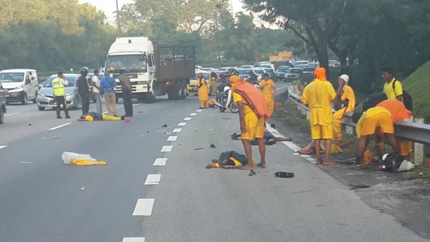 SIX PÉNITENTS DU CAVADEE HEURTÉS PAR UNE VOITURE EN MALAISIE SUCCOMBENT