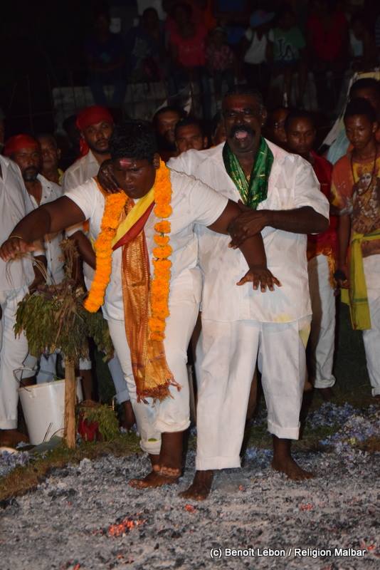 MARCHE SUR LE FEU CHEZ LA FAMILLE MOUTAYE À TERRE-SAINTE 2016