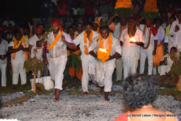 MARCHE SUR LE FEU CHEZ LA FAMILLE MOUTAYE À TERRE-SAINTE 2016