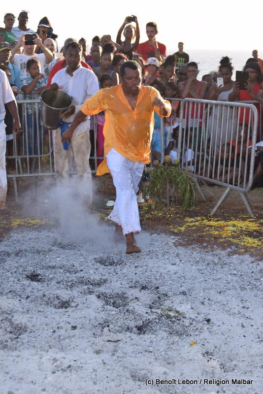 MARCHE SUR LE FEU TANAMBO À SAINT-PIERRE 2016