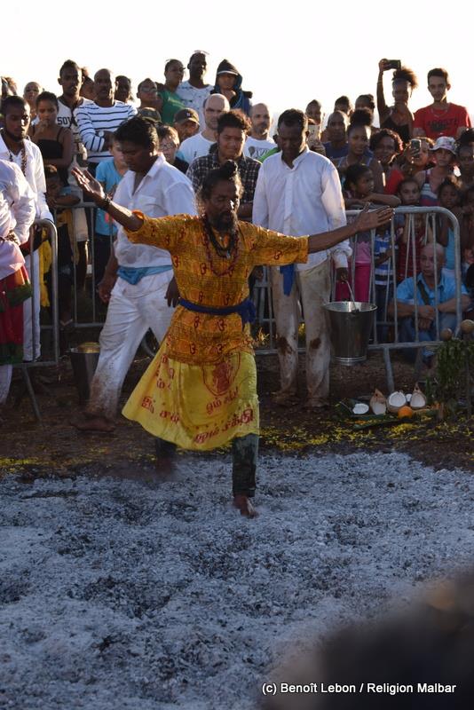 MARCHE SUR LE FEU TANAMBO À SAINT-PIERRE 2016