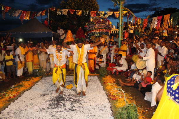 MARCHE SUR LE FEU BOIS LAIT CASERNES À SAINT-PIERRE 2016