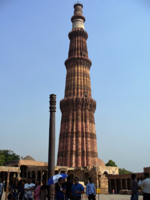 L'étonnant pilier en fer de Delhi (Inde) 