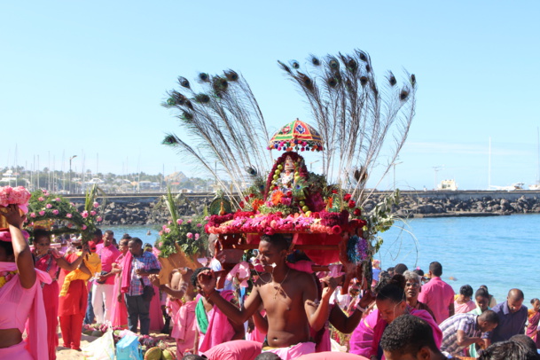 SITTIRAÏ CAVADEE 2016 AU TEMPLE NARASSINGUA PEROUMAL DE SAINT-PIERRE