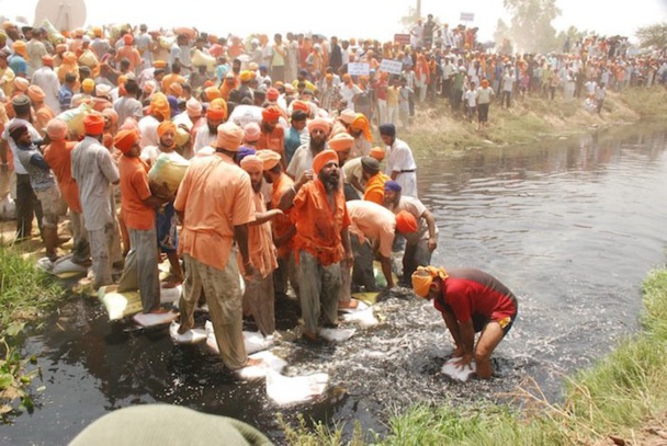 En Inde, une rivière polluée est sauvée des eaux par Eco Baba !