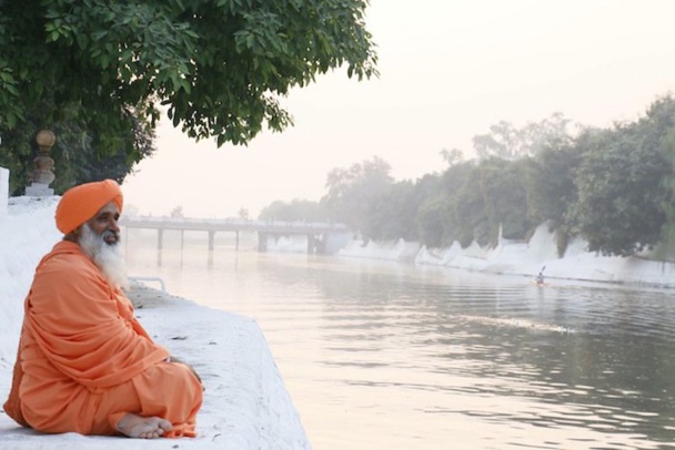 En Inde, une rivière polluée est sauvée des eaux par Eco Baba !