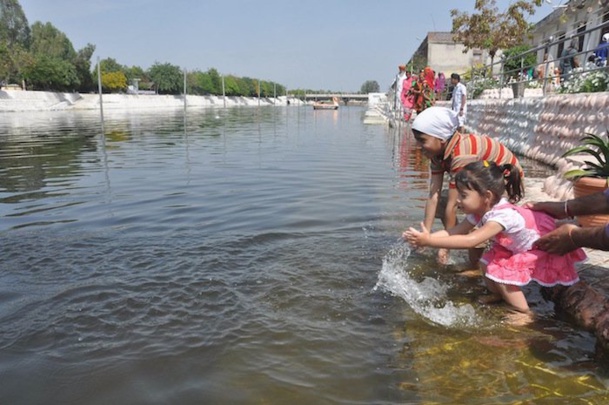 En Inde, une rivière polluée est sauvée des eaux par Eco Baba !