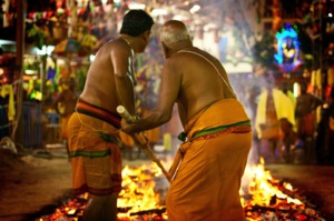 LE TEMPLE SRI MARIAMMAN DE SINGAPOUR : ENTRE ÉMOTION ET FERVEUR