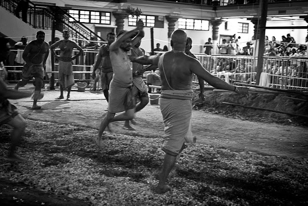 LE TEMPLE SRI MARIAMMAN DE SINGAPOUR : ENTRE ÉMOTION ET FERVEUR