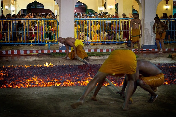 LE TEMPLE SRI MARIAMMAN DE SINGAPOUR : ENTRE ÉMOTION ET FERVEUR