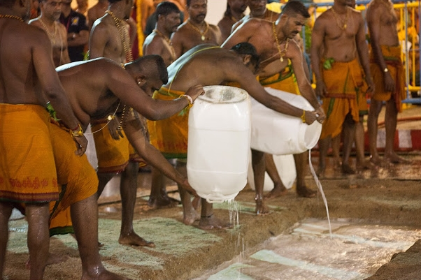 LE TEMPLE SRI MARIAMMAN DE SINGAPOUR : ENTRE ÉMOTION ET FERVEUR