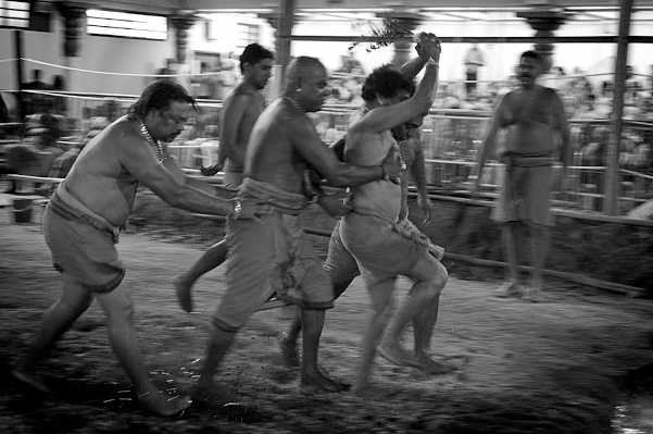 LE TEMPLE SRI MARIAMMAN DE SINGAPOUR : ENTRE ÉMOTION ET FERVEUR