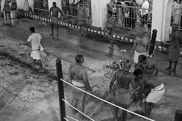 LE TEMPLE SRI MARIAMMAN DE SINGAPOUR : ENTRE ÉMOTION ET FERVEUR