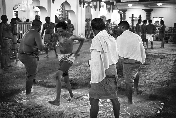 LE TEMPLE SRI MARIAMMAN DE SINGAPOUR : ENTRE ÉMOTION ET FERVEUR