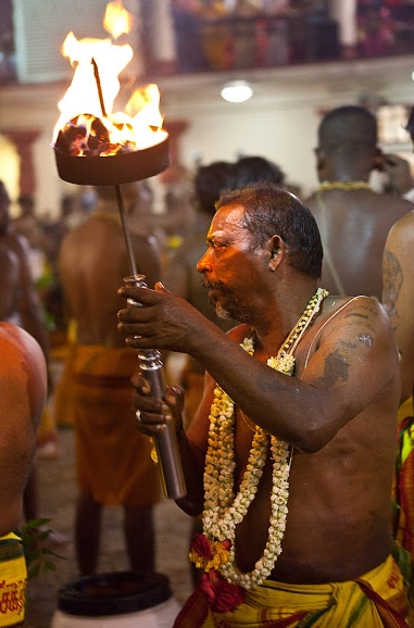 LE TEMPLE SRI MARIAMMAN DE SINGAPOUR : ENTRE ÉMOTION ET FERVEUR