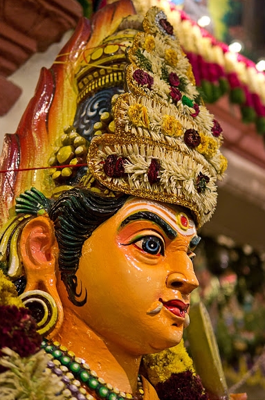 LE TEMPLE SRI MARIAMMAN DE SINGAPOUR : ENTRE ÉMOTION ET FERVEUR