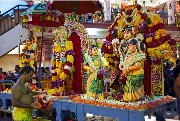 LE TEMPLE SRI MARIAMMAN DE SINGAPOUR : ENTRE ÉMOTION ET FERVEUR