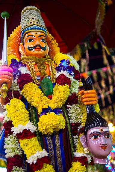 LE TEMPLE SRI MARIAMMAN DE SINGAPOUR : ENTRE ÉMOTION ET FERVEUR