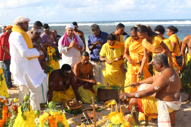 FÊTE MARIAMMAN 2016 AU KÔVIL SANGUILI KAROUPPA SWAMY (A.C.K.S.K.S) DE BOIS D'OLIVE