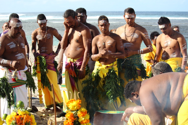 FÊTE MARIAMMAN 2016 AU KÔVIL SANGUILI KAROUPPA SWAMY (A.C.K.S.K.S) DE BOIS D'OLIVE