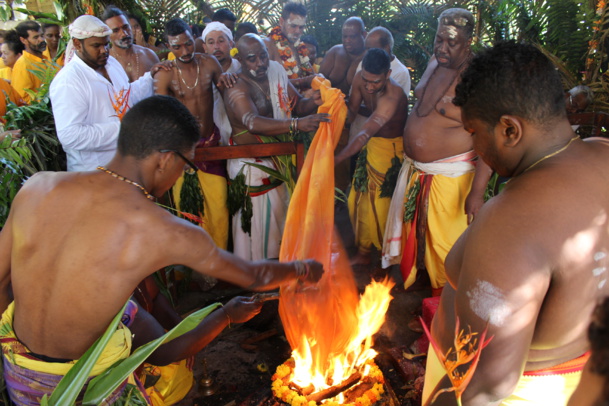 FÊTE MARIAMMAN 2016 AU KÔVIL SANGUILI KAROUPPA SWAMY (A.C.K.S.K.S) DE BOIS D'OLIVE