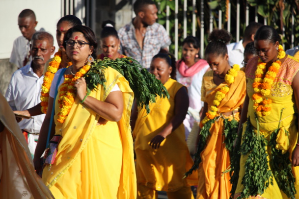 MARCHE SUR LE FEU 2016 AU TEMPLE OM SHAKTI À TROIS-MARES, LE TAMPON