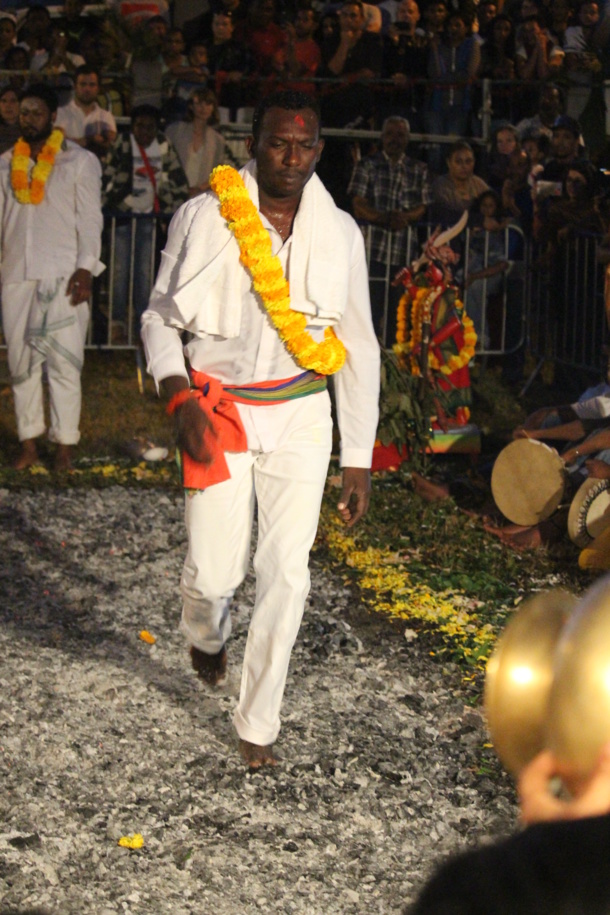 MARCHE SUR LE FEU 2016 AU TEMPLE OM SHAKTI À TROIS-MARES, LE TAMPON MARCHE SUR LE FEU 2016 AU TEMPLE OM SHAKTI À TROIS-MARES, LE TAMPON