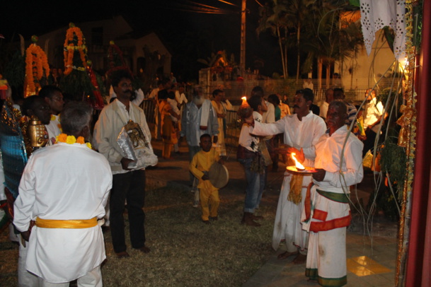 MARCHE SUR LE FEU 2016 AU TEMPLE OM SHAKTI À TROIS-MARES, LE TAMPON MARCHE SUR LE FEU 2016 AU TEMPLE OM SHAKTI À TROIS-MARES, LE TAMPON