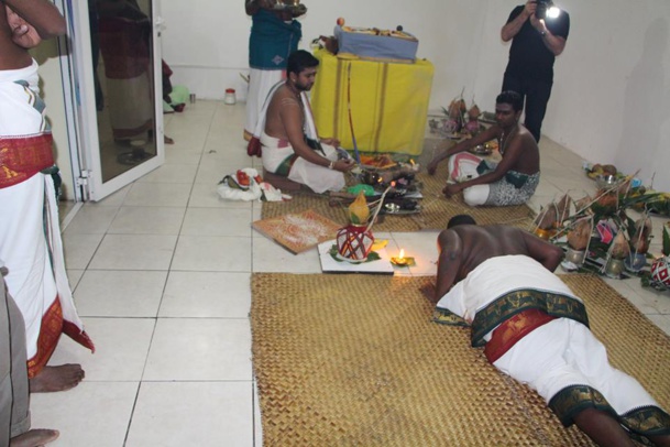 Swami Dikshai: Des jeunes hindous initiés par un swami au Gol à Saint-Louis Swami Dikshai: Des jeunes hindous initiés par un swami au Gol à Saint-Louis