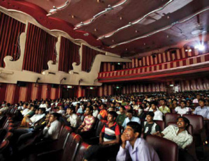 Dans une salle de cinéma en Inde, les gens rient, pleurent et dansent sur les répliques de leurs héros. Beaux, musclés et clairs de peau. Dans une salle de cinéma en Inde, les gens rient, pleurent et dansent sur les répliques de leurs héros. Beaux, musclés et clairs de peau.