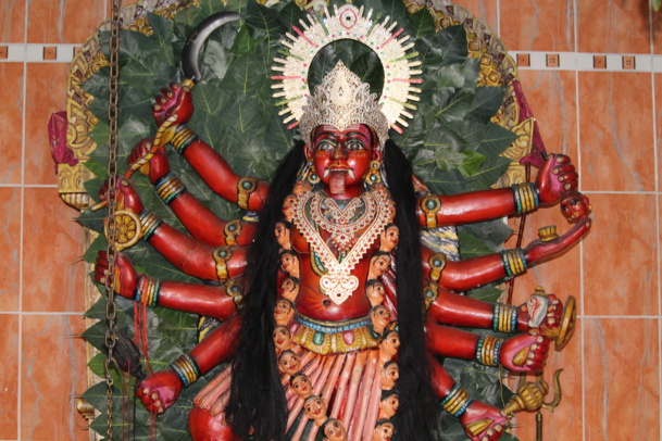 DÉBUT DES FESTIVITÉS EN L'HONNEUR DE KÂLI AU TEMPLE PANDIALE PRIMAT DE ST-DENIS 2016 DÉBUT DES FESTIVITÉS EN L'HONNEUR DE KÂLI AU TEMPLE PANDIALE PRIMAT DE ST-DENIS 2016