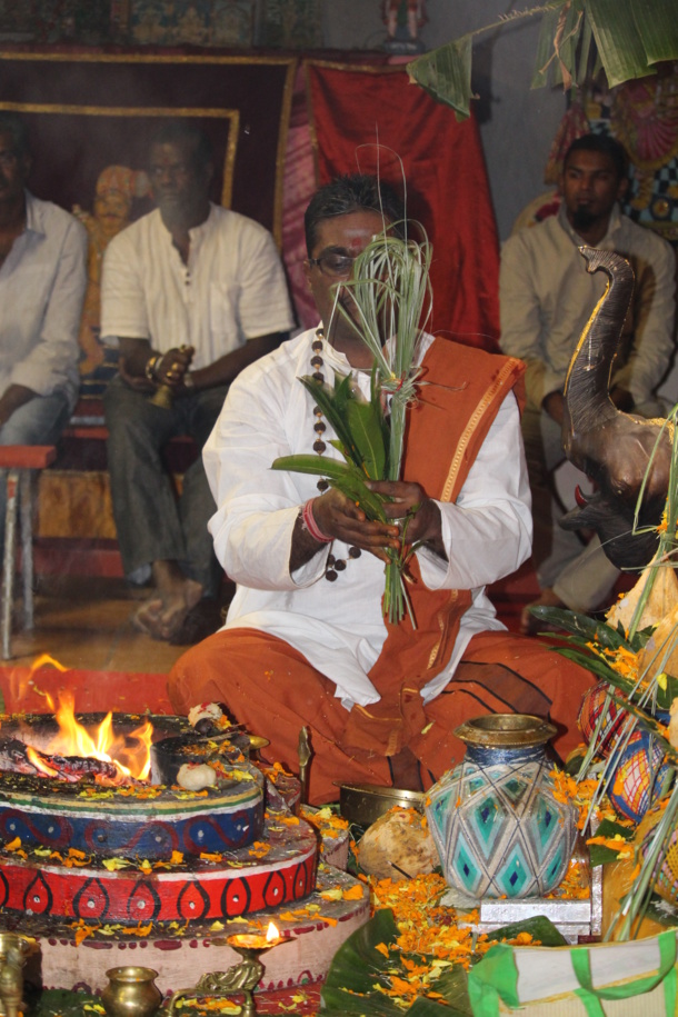 DÉBUT DES FESTIVITÉS EN L'HONNEUR DE KÂLI AU TEMPLE PANDIALE PRIMAT DE ST-DENIS 2016 DÉBUT DES FESTIVITÉS EN L'HONNEUR DE KÂLI AU TEMPLE PANDIALE PRIMAT DE ST-DENIS 2016