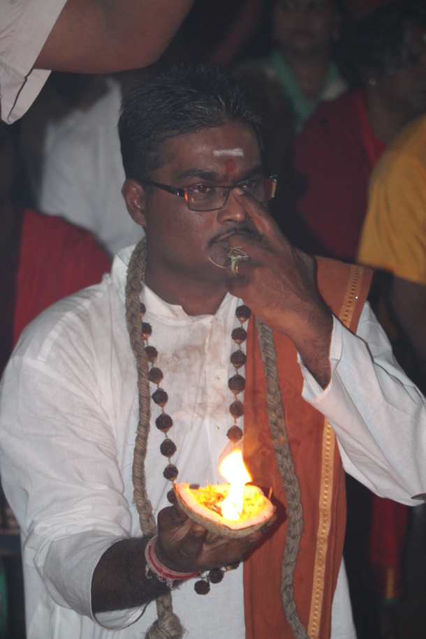 DÉBUT DES FESTIVITÉS EN L'HONNEUR DE KÂLI AU TEMPLE PANDIALE PRIMAT DE ST-DENIS 2016 DÉBUT DES FESTIVITÉS EN L'HONNEUR DE KÂLI AU TEMPLE PANDIALE PRIMAT DE ST-DENIS 2016