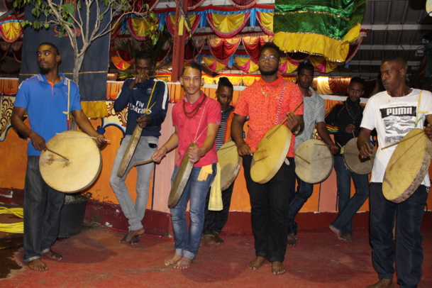 DÉBUT DES FESTIVITÉS EN L'HONNEUR DE KÂLI AU TEMPLE PANDIALE PRIMAT DE ST-DENIS 2016 DÉBUT DES FESTIVITÉS EN L'HONNEUR DE KÂLI AU TEMPLE PANDIALE PRIMAT DE ST-DENIS 2016