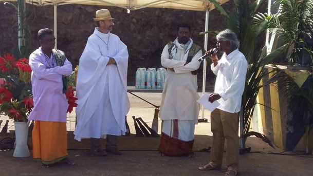 Sabres et tracteurs bénis pour une campagne sucrière réussie ! Sabres et tracteurs bénis pour une campagne sucrière réussie !